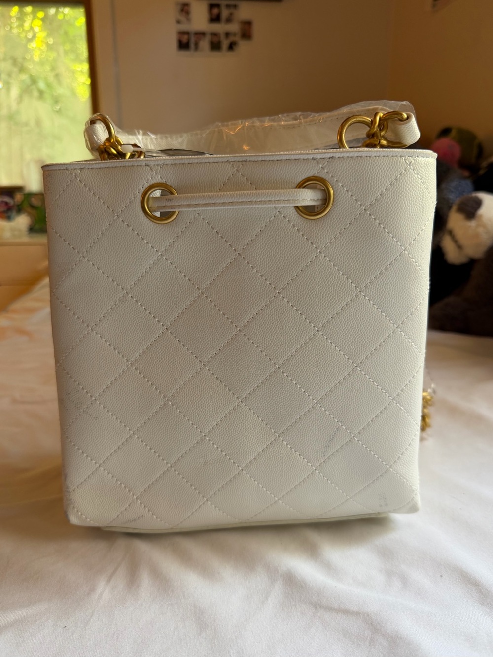NWT white quilted top handle gold chain drawstring small bucket bag - Picture 6 of 9